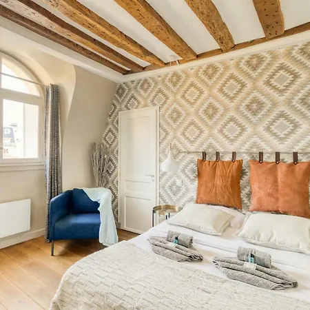 Luxury On The Place Des Victoires *